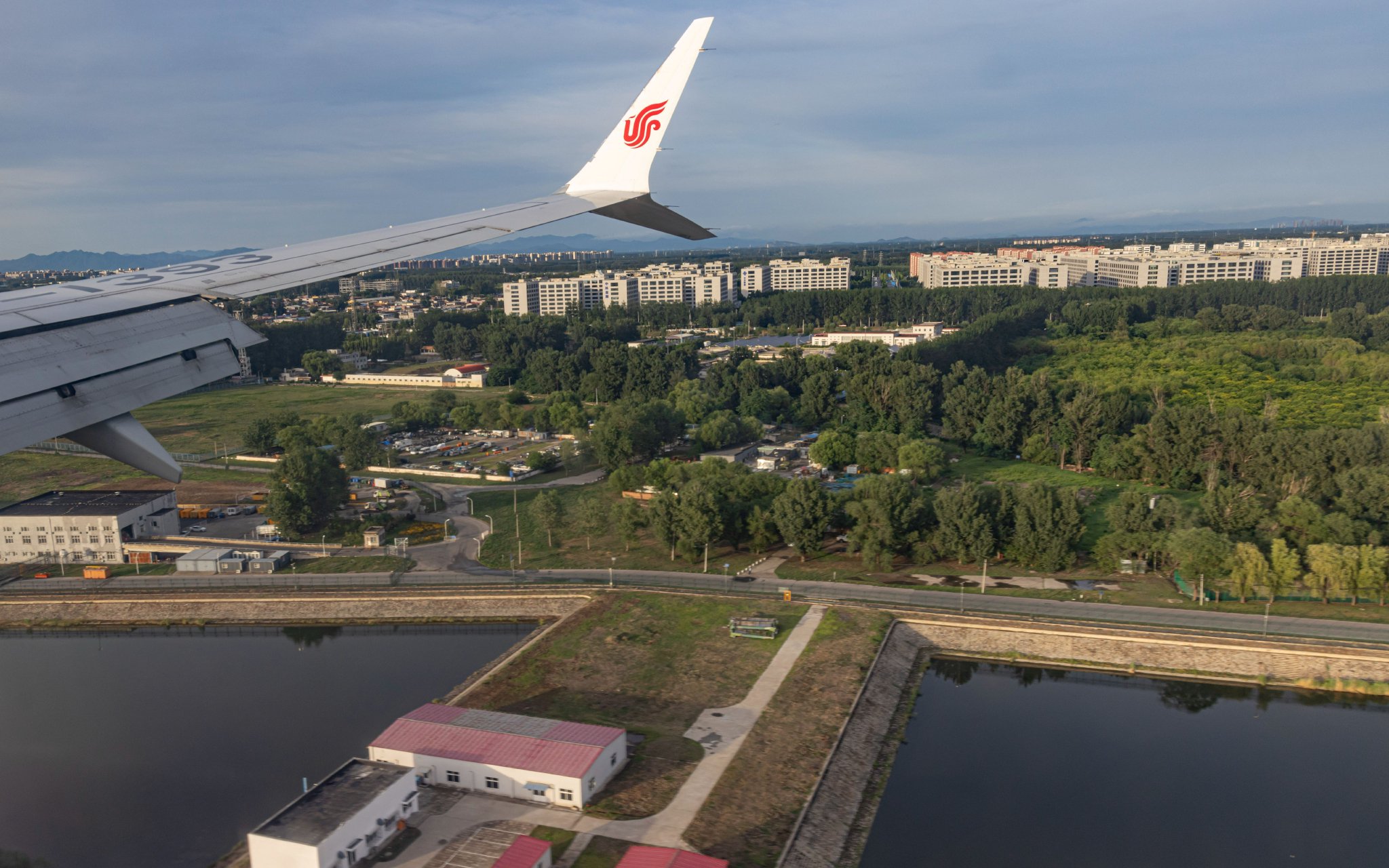 北京首都國際機場，東湖位於東跑道南端，分為北湖（左）和南湖。新京報記者 陶冉 攝