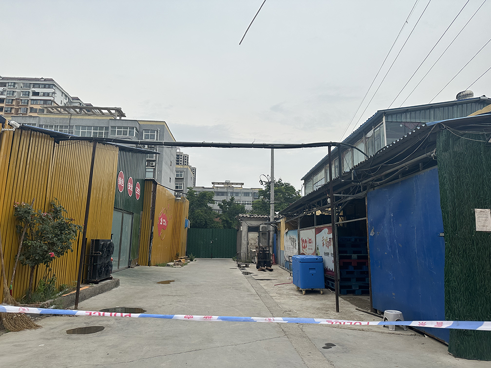 厂房外围拉上了警戒线,门口张贴着宣传标语。澎湃新闻记者 袁璐 图