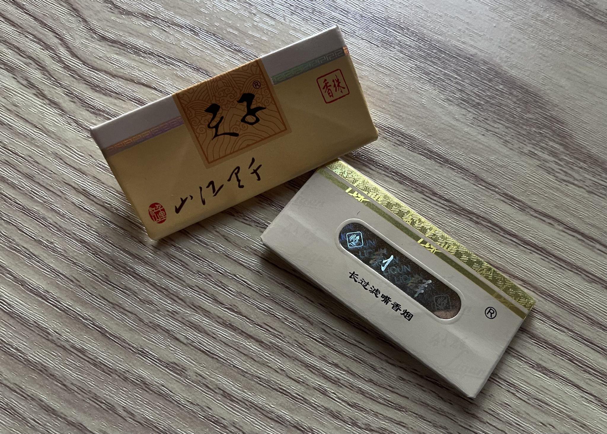 用煙盒摺疊的煙卡 新京報貝殼財經記者 覃澈 攝