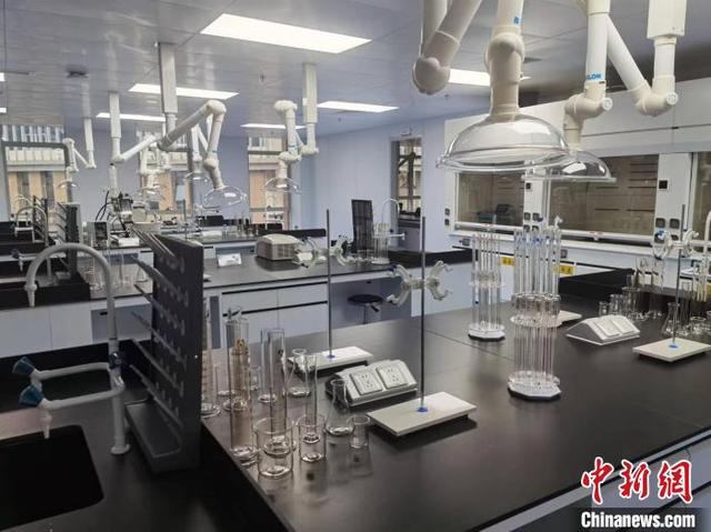 图为防城港国际医学开放试验区的一个实验室。翟李强 摄