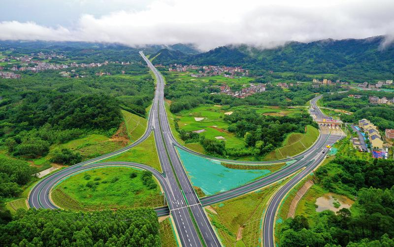 6月18日,南宁—湛江高速公路南宁至博白那卜段通车。图为太平互通。 本报记者潘浩 摄