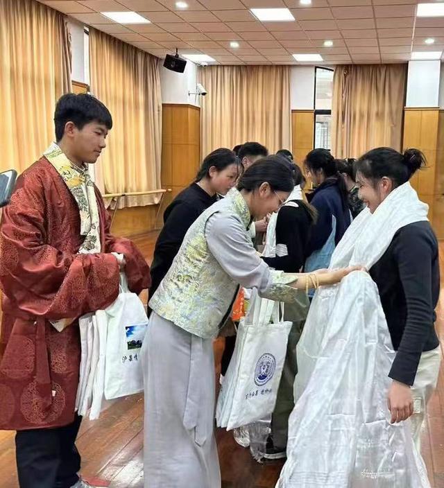 2024年1月18日,在上海市大同中学,果洛西宁民族中学学生给上海大同中学师生献哈达。新华社发(果洛州教育局供图)