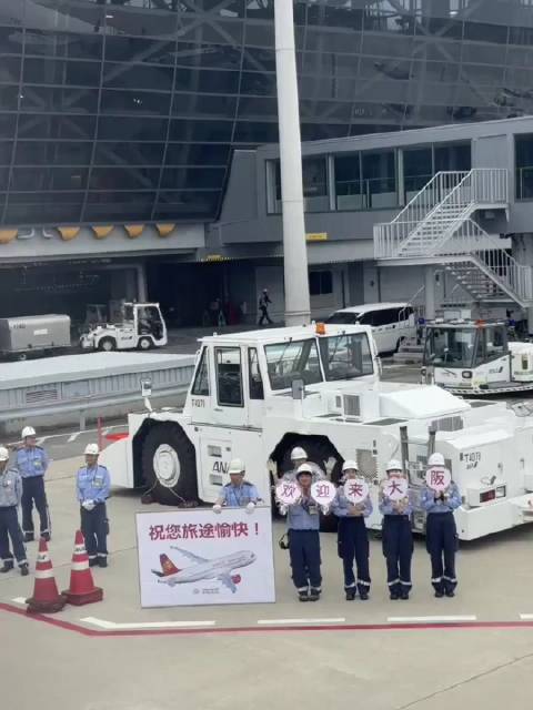 为吸引中国人去日本旅游消费，关西机场举着中文标示牌卖力宣传……_新浪新闻
