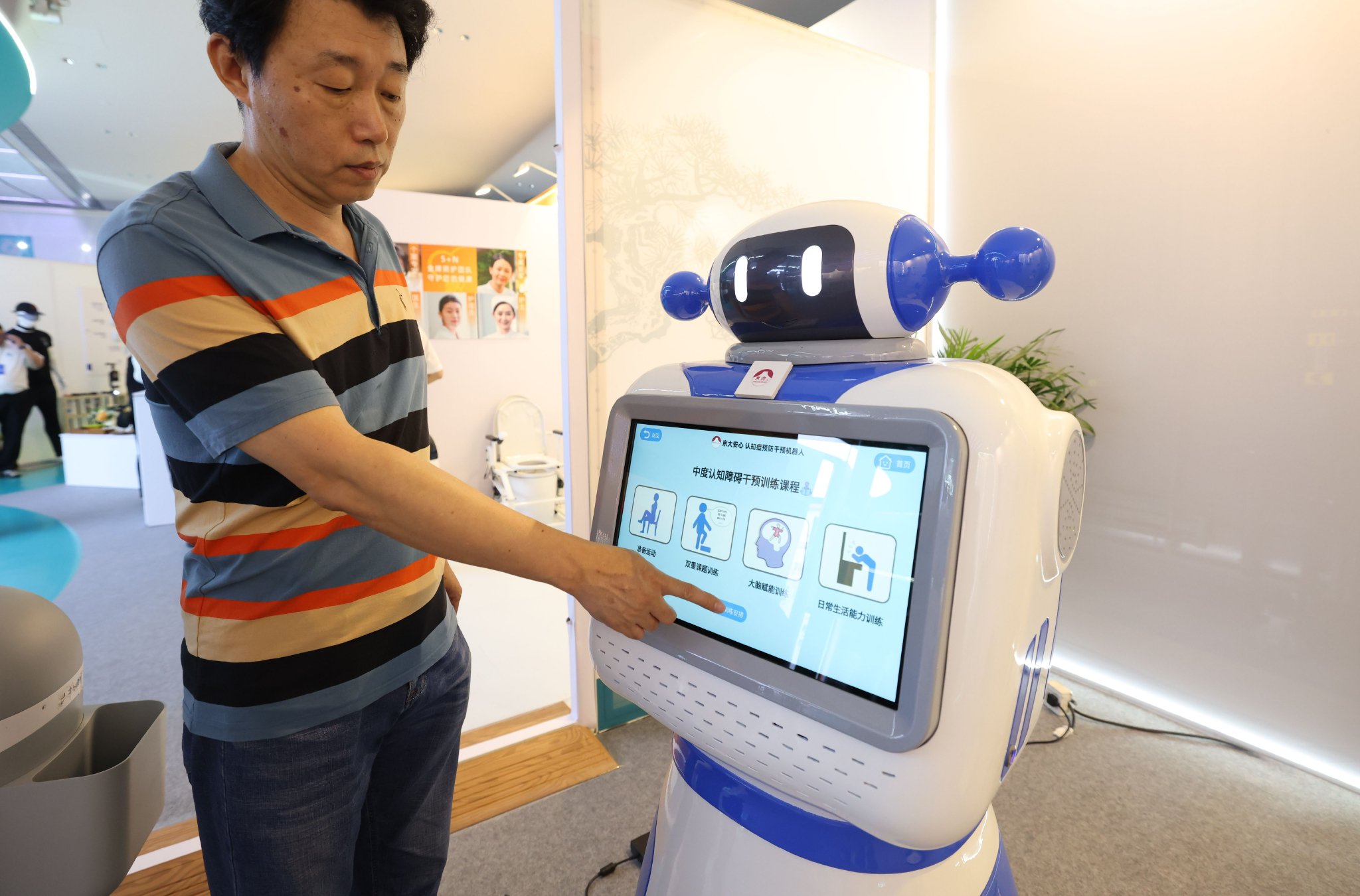 認知症預防干預機器人。新京報記者 王貴彬 攝