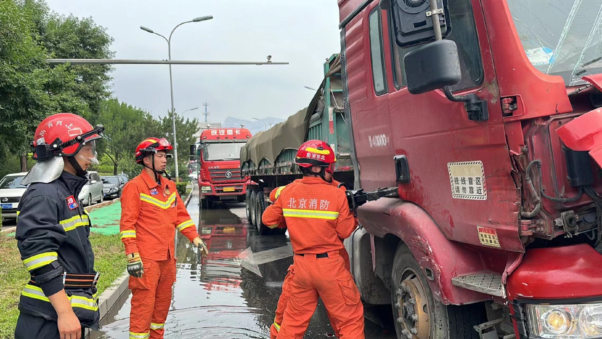 消防員對車門進行破拆。圖源:懷柔區消防救援支隊