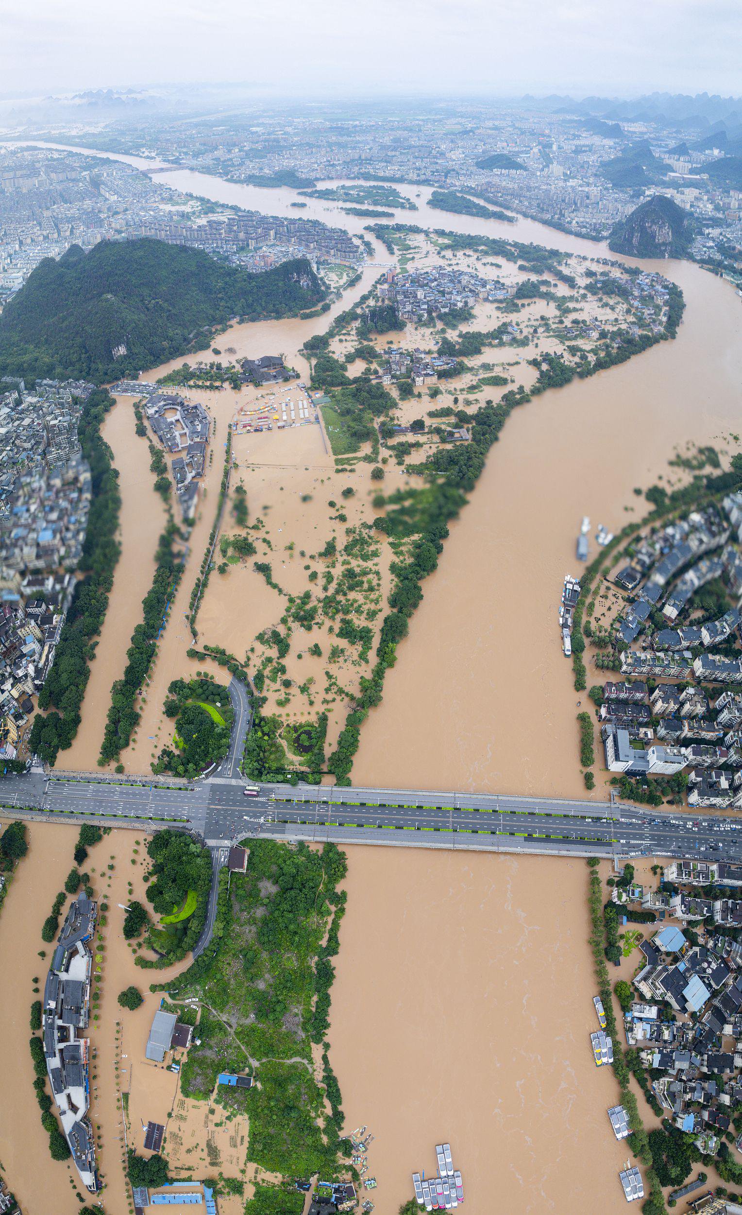 2024年6月19日,廣西桂林,穿山橋至淨瓶山一帶受洪水浸泡情況。 視覺中國 圖