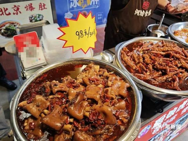 现在醒目的黄色标签 盛锐/摄
