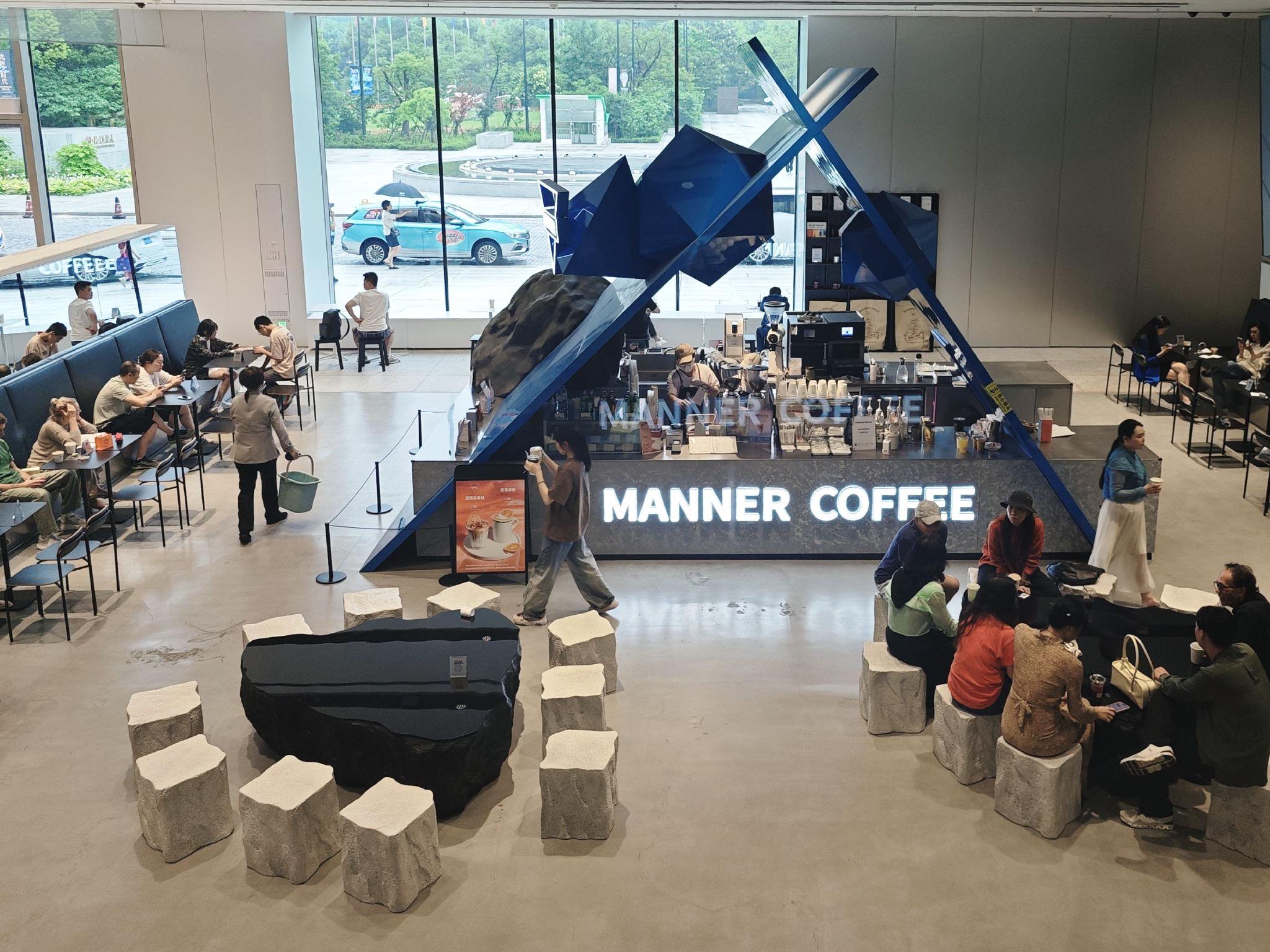 6月21日,Manner Coffee浦東美術館店是一家規模較大的門店,店內可見兩名咖啡師。新京報貝殼財經記者 俞金旻 攝