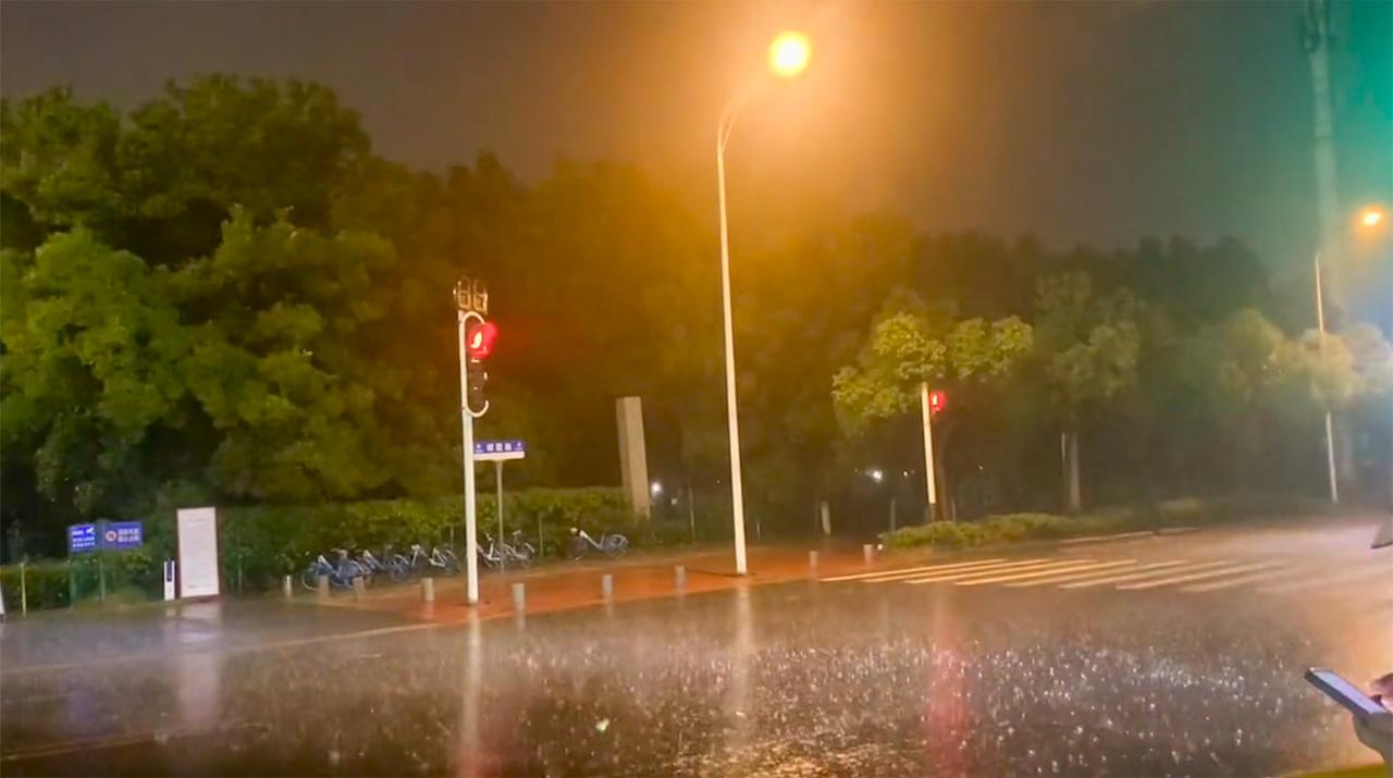  Wuhan Night Rainstorm Flashes and Thunders