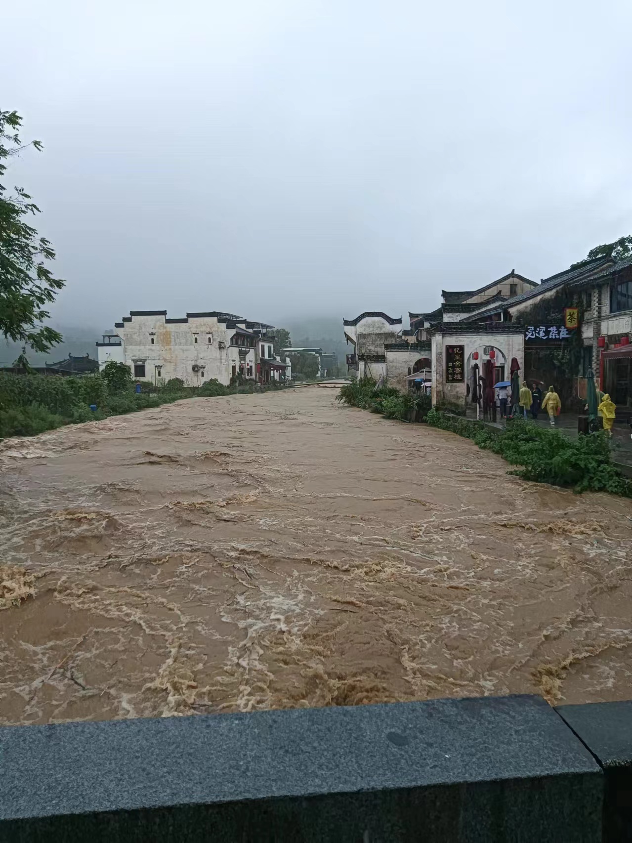 6月20日,洪水侵襲呈坎村。 受訪者供圖