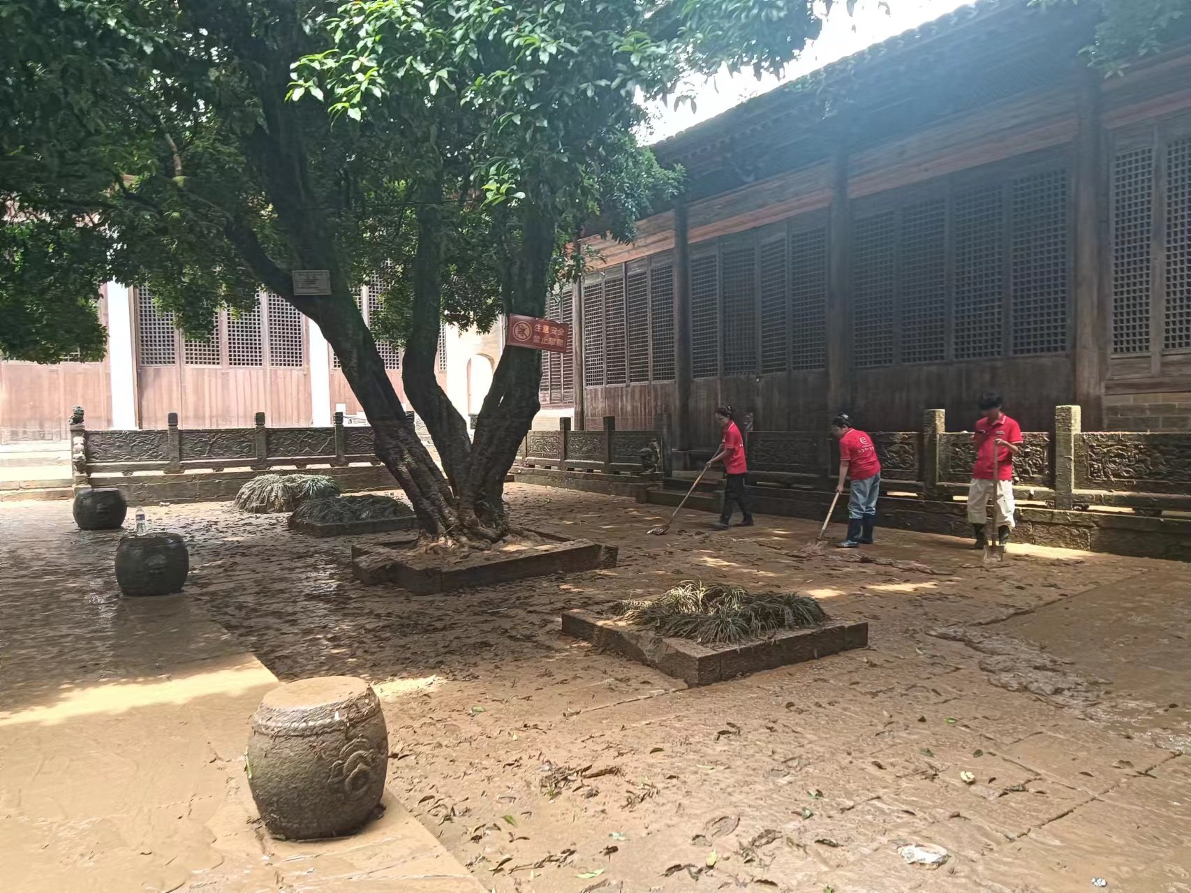景區工作人員在古建築院內清理淤泥。 受訪者供圖