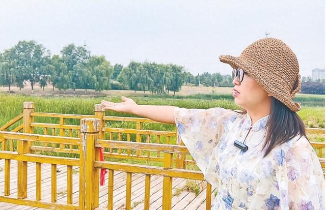 王俊向记者介绍运河位置