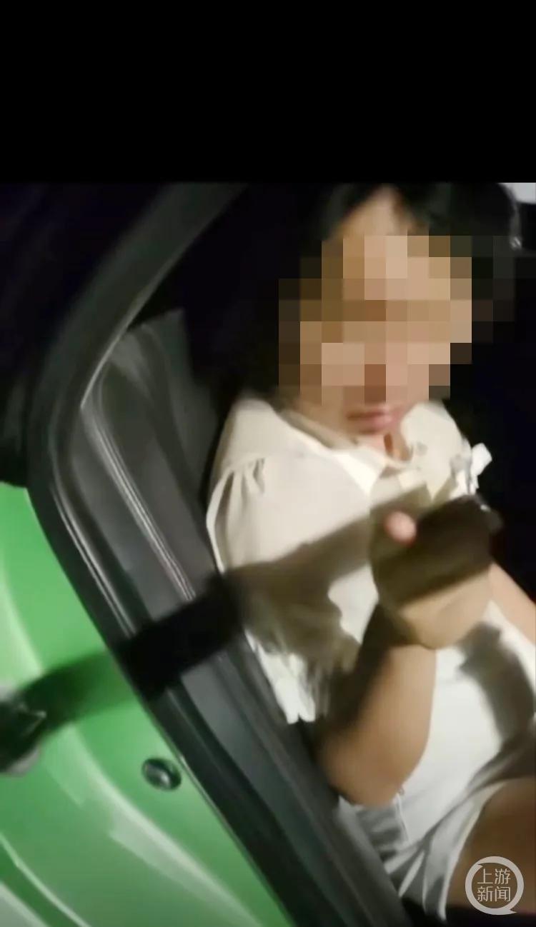 涉案女子乘坐“霸王车”后被人拍下视频。视频截图