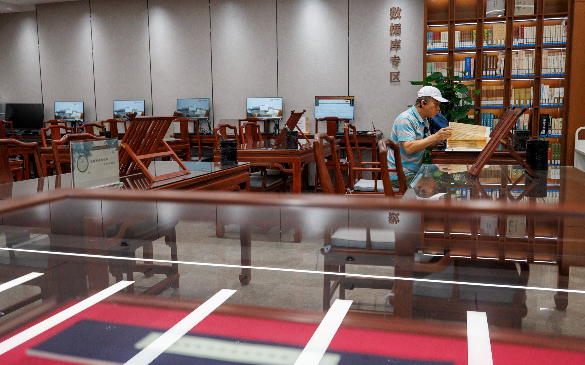 市民在古籍文獻館翻閱書籍。新京報記者 王子誠 攝