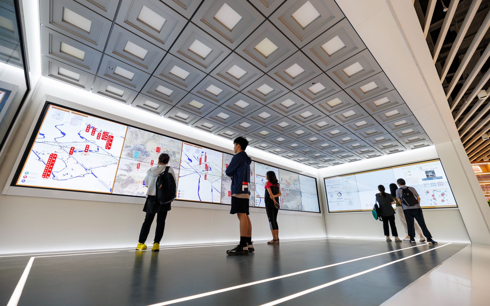 市民在參觀「燕都印記」展示區,領略北京三千年建城史、八百七十餘年建都史。新京報記者 王子誠 攝