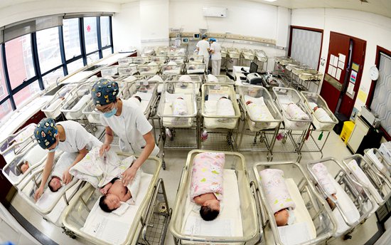 2024年2月28日,蘭州,甘肅省婦幼保健院新生兒科,醫護人員假期里守護、照料「龍寶寶」。視覺中國供圖