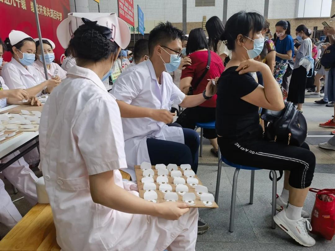 去年,广东省中医院举行三伏天灸初伏加强专场活动。(资料图)