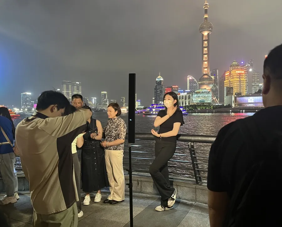 几乎每个观景台都有类似的补光灯和摄影服务。