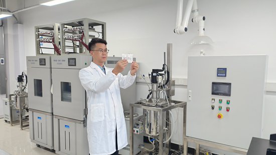     華北電力大學，能源動力與機械工程學院教授田華軍在實驗室內。受訪者供圖