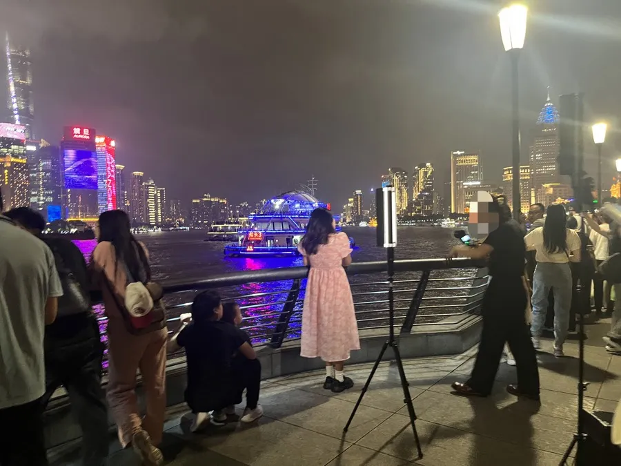 几乎每个观景台都有类似的补光灯和摄影服务。