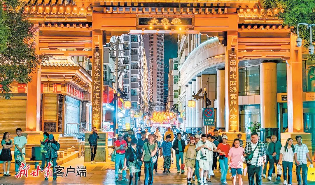 游客在兰州大众巷星光夜市游览。