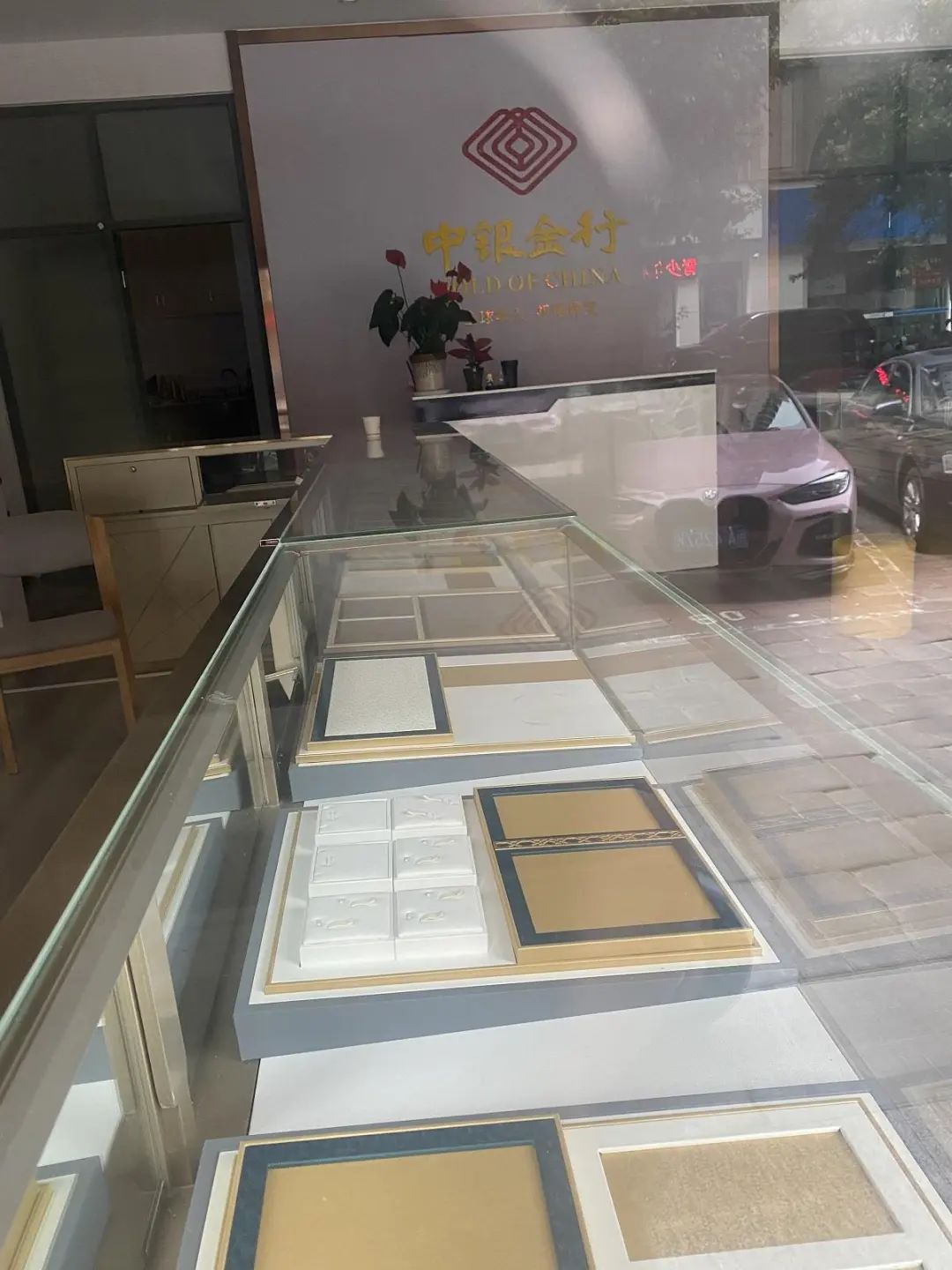 中銀金行(溫泉公園店)櫃檯全空,一件首飾都沒有。