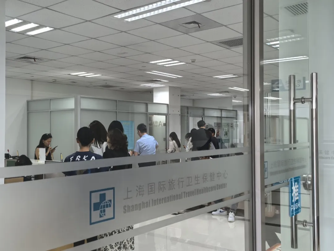 预防接种的房间里,两个接种窗口非常忙碌,外侧座位上坐满了等待接种以及接种完正留观的市民。