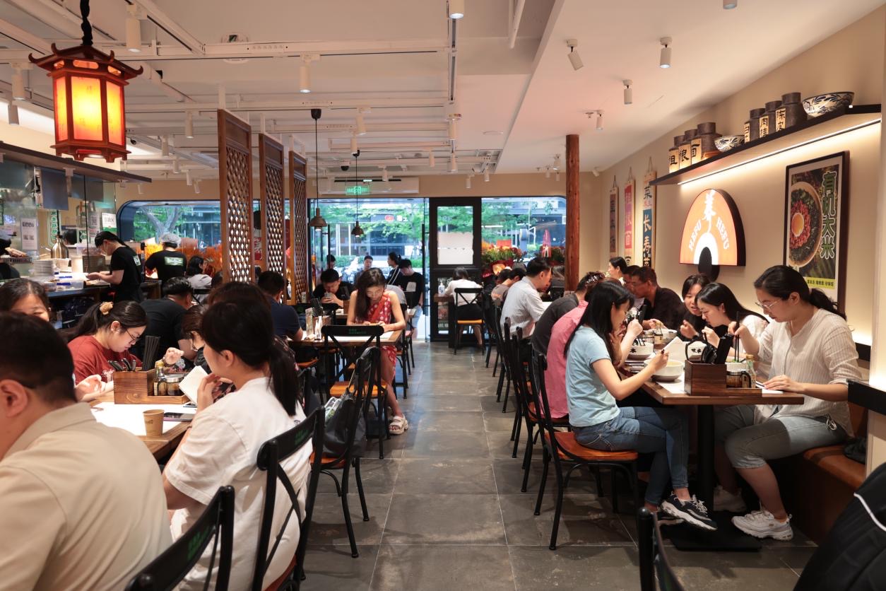 和府新菜單上線後門店堂食場景。受訪者供圖