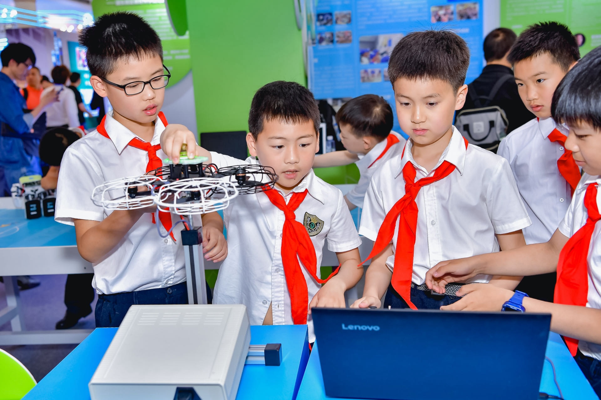 在上海教育博览会上,浦东新区竹园小学的孩子们通过编程进行无人机测试。