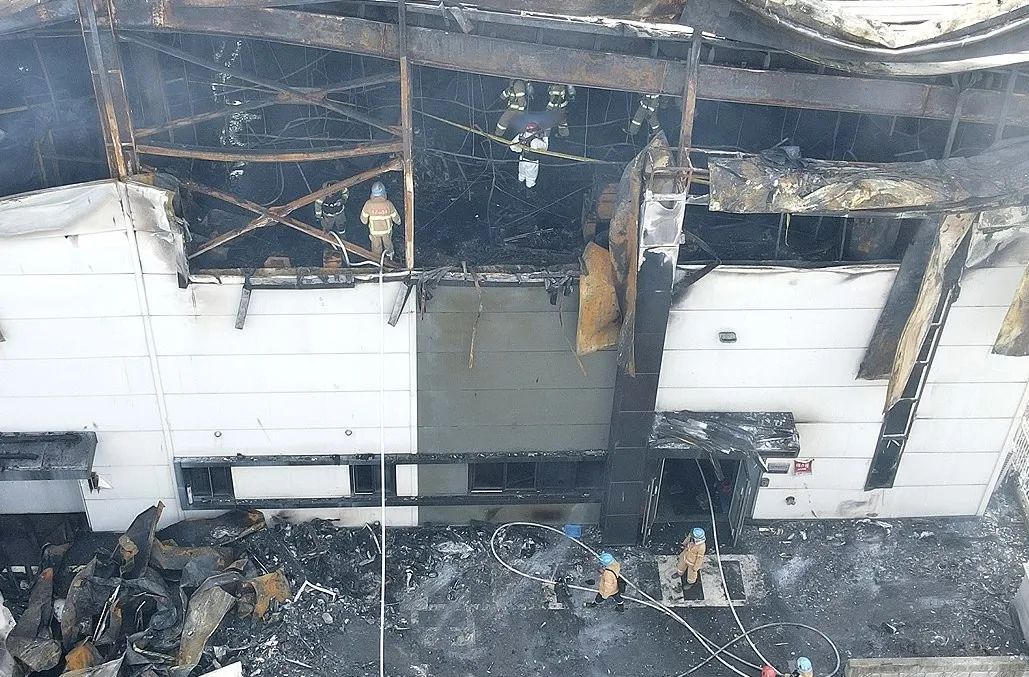 韩国京畿道大火燃烧超4小时才得以控制,锂电池厂起火有多危险?