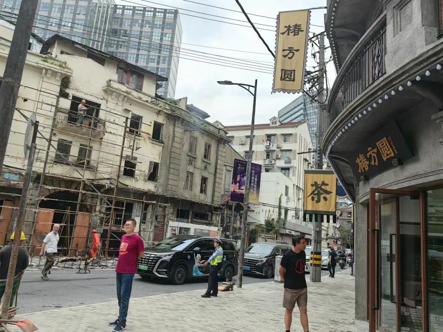 道路一侧的茶楼、馄饨铺等已经改造完毕。 钟菡 摄