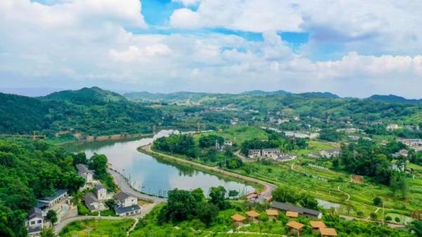 中梁镇灿若湖环湖公路。沙坪坝区交通运输委供图