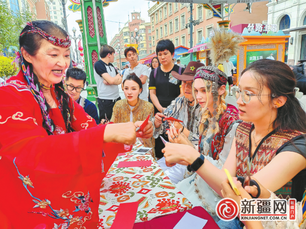 央媒记者、网络达人走进知名景点景区 “乌鲁木齐人美景美活力足，值得来”（钟南山来乌鲁木齐）乌鲁木齐纪录片有哪些，