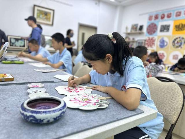6月25日,在内蒙古自治区呼和浩特市土默特学校,一名学生正在画国画。中青报·中青网记者 石佳/摄