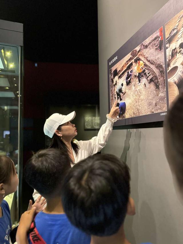 6月25日,在内蒙古博物院,前来研学的青少年正在听老师讲解考古背后的故事。中青报·中青网记者 张敏/摄