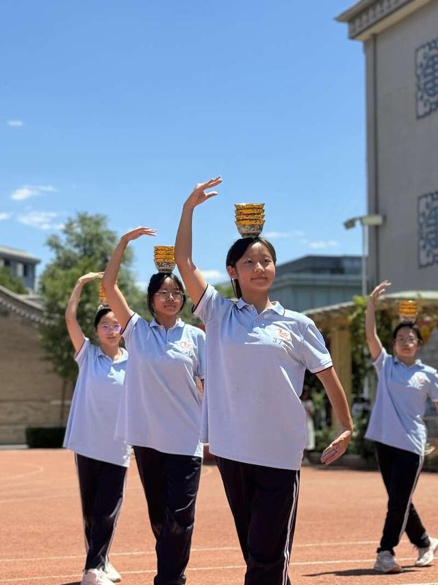 6月25日,在内蒙古自治区呼和浩特市土默特学校,初一学生正在进行蒙古族特色舞蹈顶碗舞排练。中青报·中青网记者 张敏/摄