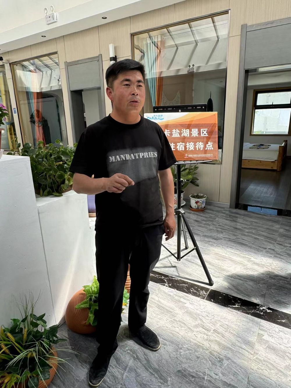 (曹彦虎向记者介绍其民宿发展历程,来源:21世纪经济报道记者拍摄)