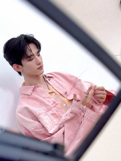 呀！偷瞄帅哥被发现啦！_新浪新闻