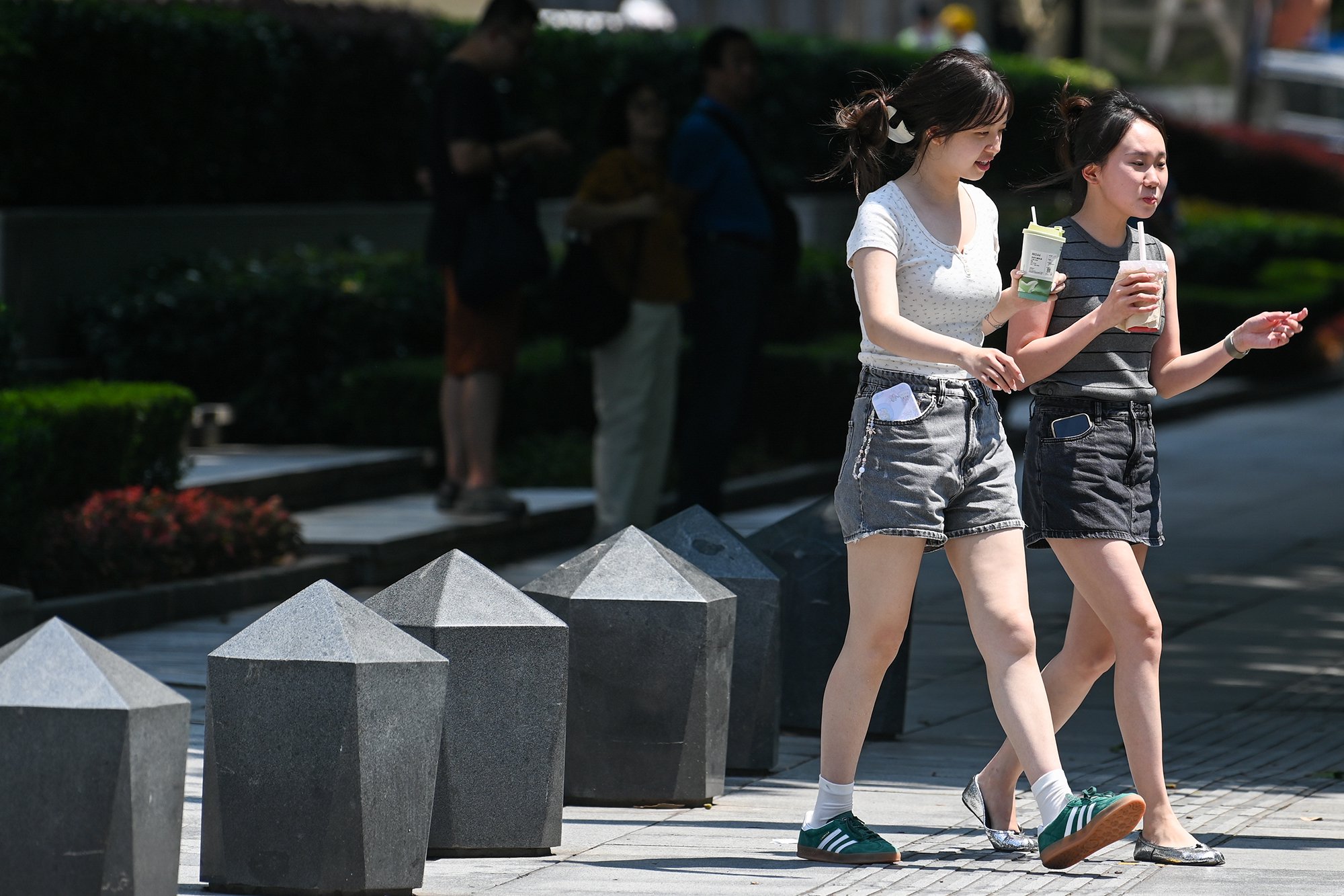 2024年7月4日,上海,市民穿着清凉的夏装出行。澎湃新闻记者 朱伟辉 图