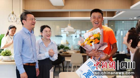 双凤桥1店的首位签约租客。轨道城市供图