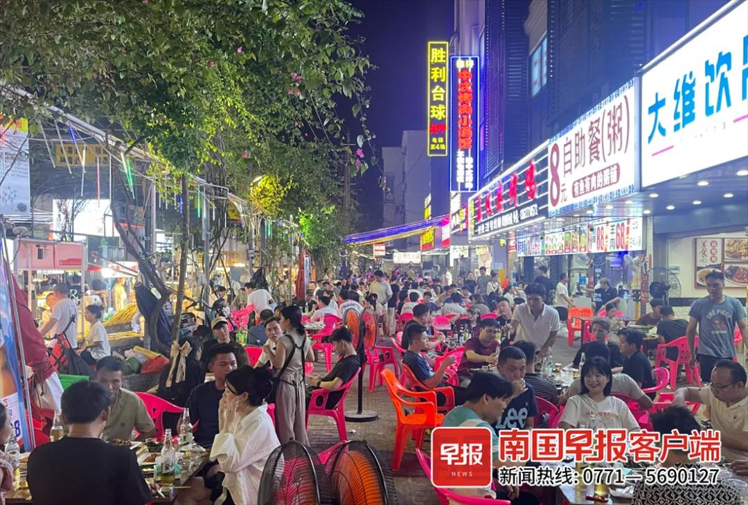 ▲平西夜市美食品种众多。南国早报全媒体记者 苏华摄