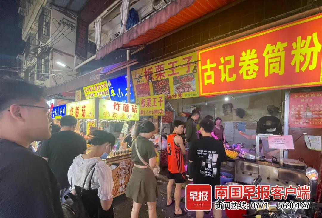 ▲建政夜市人气旺。南国早报全媒体记者 苏华摄