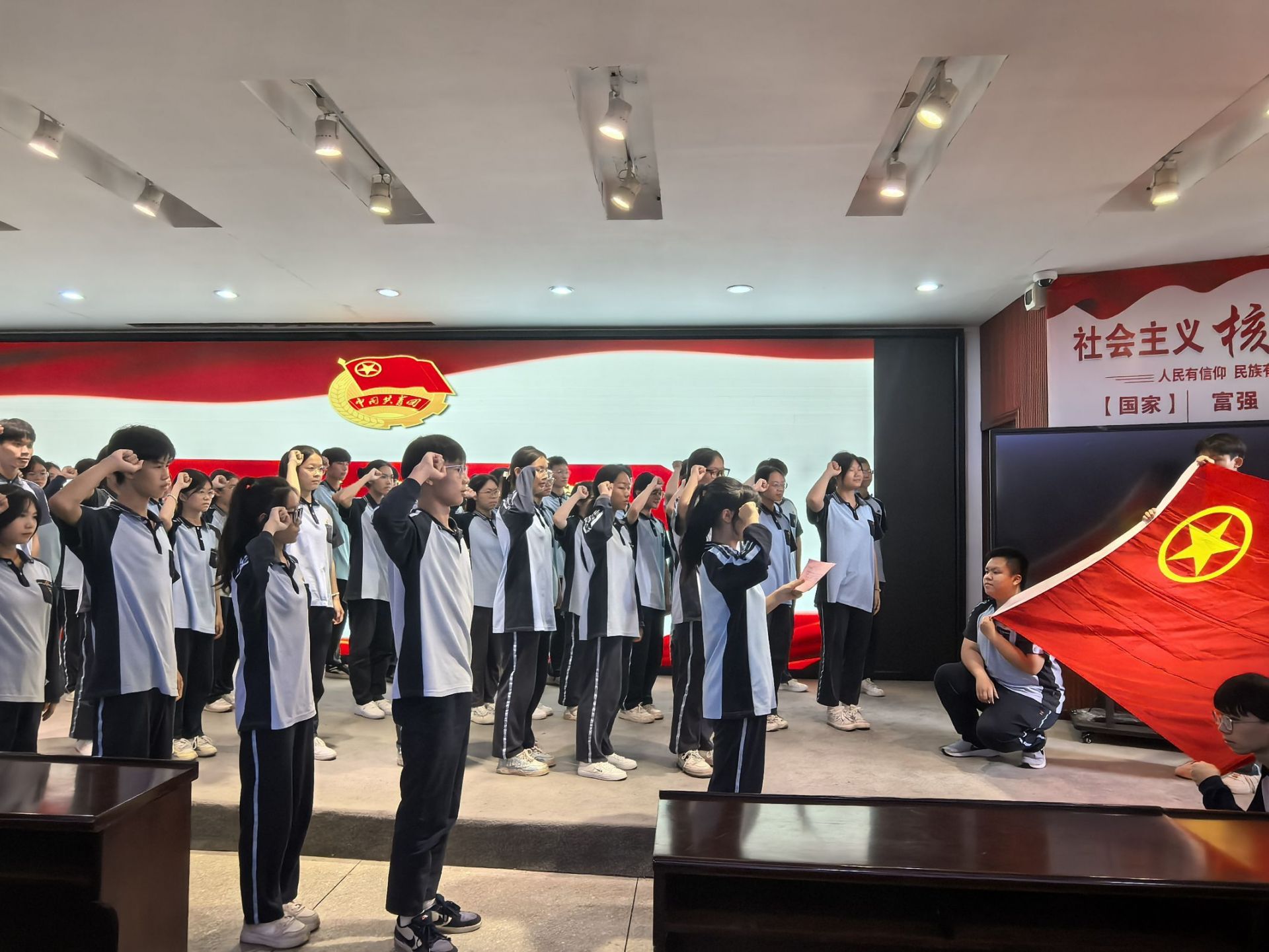 在五象校区,全体团员宣读入团誓词。