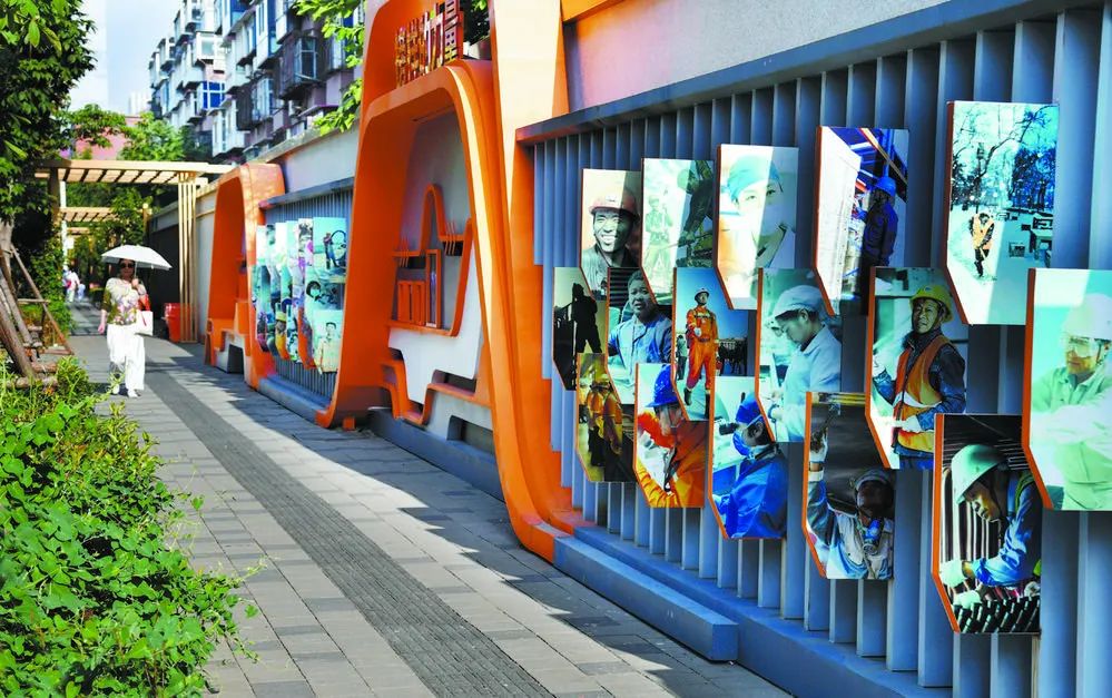 裕华区将小马北路打造成了劳动光荣文化主题精品街道。记者 张震 摄