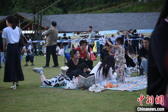 图为民众在巫山享受露营生活。张旭 摄
