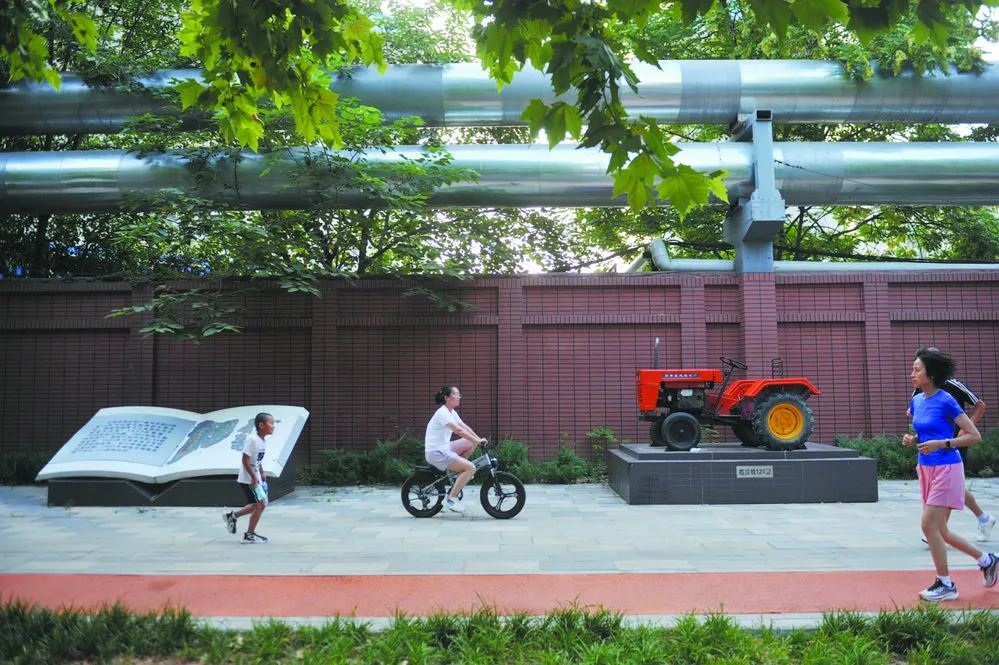 长安区电厂街将城市老工业元素融入其中,让市民感受独特的工业历史文化气息。记者 郄磊 摄