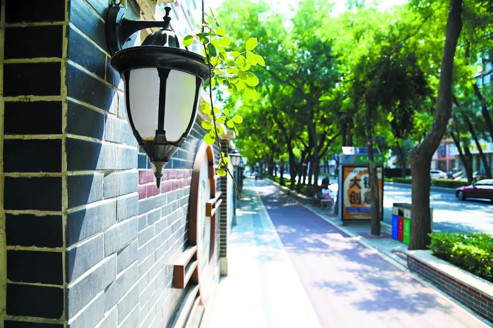 东风路在改造提升中,融入正太饭店、大石桥等石家庄历史文化元素,地域特色浓厚。记者 王兆伟 摄