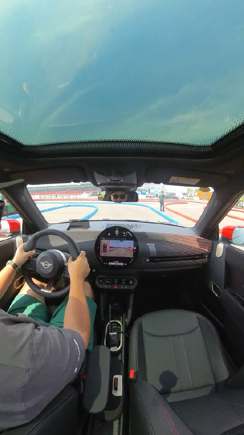 新款纯电MINI Cooper沉浸式驾驶