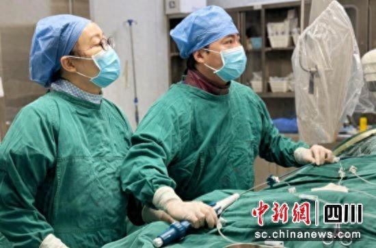 手术现场。曹溢 摄