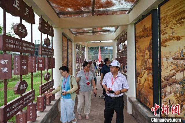 图为“行走中国·2024海外华文媒体川渝行”参访团在重庆潼南果蔬书院的“网红”景点“打卡”。中新网记者何蓬磊摄
